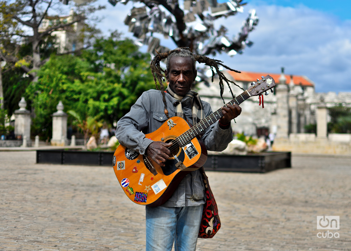 Músico callejero en el centro histórico de La Habana, en los primeros días de 2025. Foto: Otmaro Rodríguez.