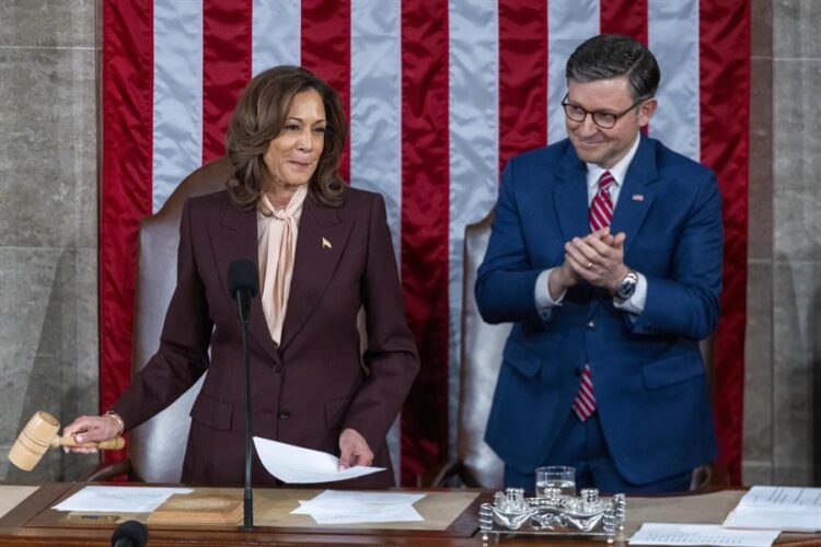 La vicepresidenta de EEUU, Kamala Harris,, con el presidente de la Cámara de Representantes, Mike Johnson, en la certificación del voto electoral en la victoria de Donald Trump. Foto:  EFE/EPA/SHAWN THEW.