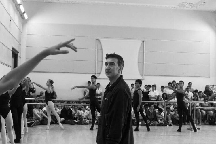 Julio Bocca imparte una clase en la Escuela Nacional de Ballet Fernando Alonso en 2019. Foto: Tomada del perfil en Facebook del Ahmed Piñeiro.