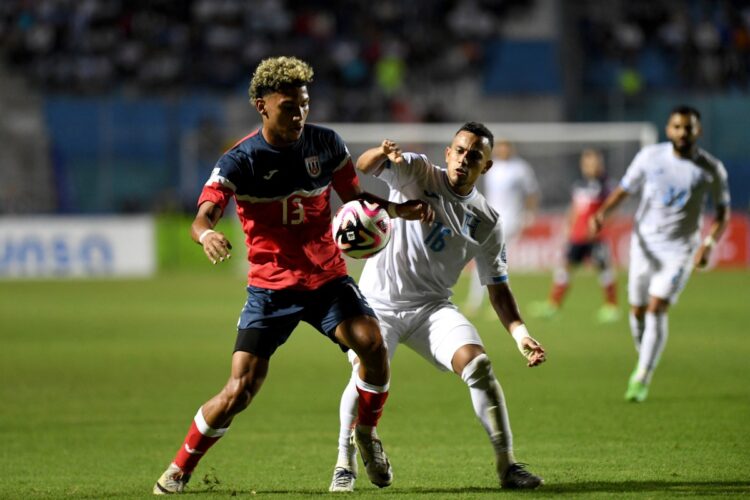 Karel Pérez (al frente) en un partido con la selección cubana. Foto: Orlndo Sierra/AFP.