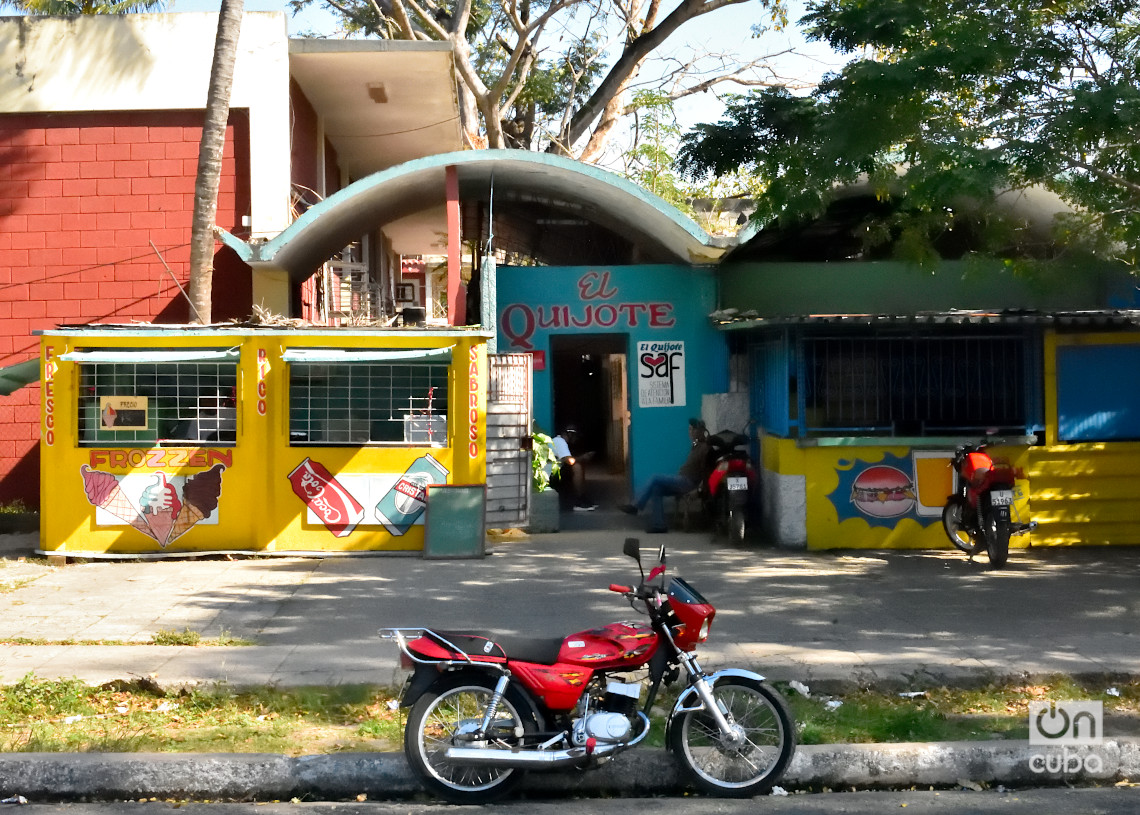 Cafeterías en calle la 82, al fondo Conservatorio Alejandro García Caturla, en el municipio habanero de Marianao. Foto: Otmaro Rodríguez.