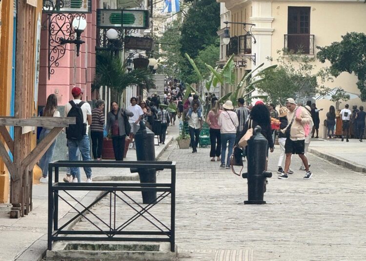 Las bajas temperaturas se sienten en La Habana Vieja. Foto: OnCuba.