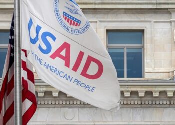 La bandera de la USAID ante de la fachada de la institución en Washington. Foto: The Fulcrum / Archivo.