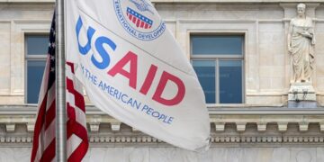 La bandera de la USAID ante de la fachada de la institución en Washington. Foto: The Fulcrum / Archivo.