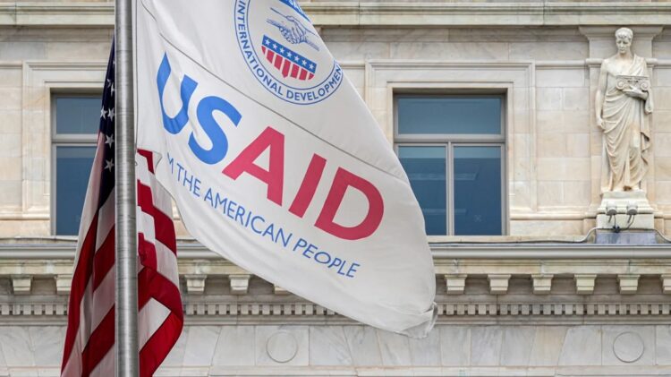 La bandera de la USAID ante de la fachada de la institución en Washington. Foto: The Fulcrum / Archivo.