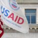 La bandera de la USAID ante de la fachada de la institución en Washington. Foto: The Fulcrum / Archivo.