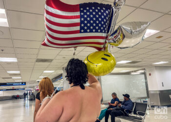 Cubanos esperan a familiares en el Aeropuerto Internacional de Miami, julio de 2024. Foto: Kaloian.