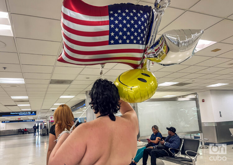 Cubanos esperan a familiares en el Aeropuerto Internacional de Miami, julio de 2024. Foto: Kaloian.