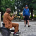 Músico callejero en la Plaza de Armas, en el centro histórico de La Habana, en los primeros días de 2025. Foto: Otmaro Rodríguez.