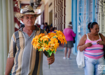 Transeúntes en La Habana. Foto: Kaloian.