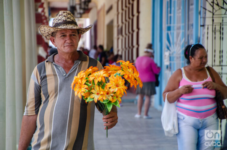 Transeúntes en La Habana. Foto: Kaloian.