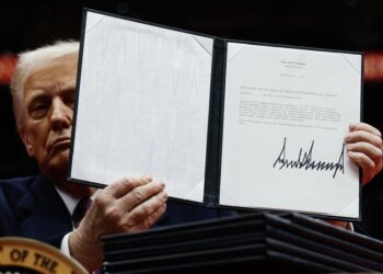 El presidente Donald Trump muestra una orden ejecutiva al asumir el poder. Foto: EFE.