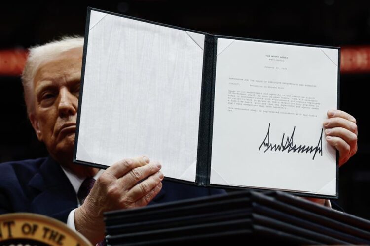 El presidente Donald Trump muestra una orden ejecutiva al asumir el poder. Foto: EFE.