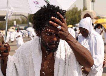 Peregrinos a la Meca mitigan el calor rociando su cuerpo con agua. Foto: Crónica Viva.