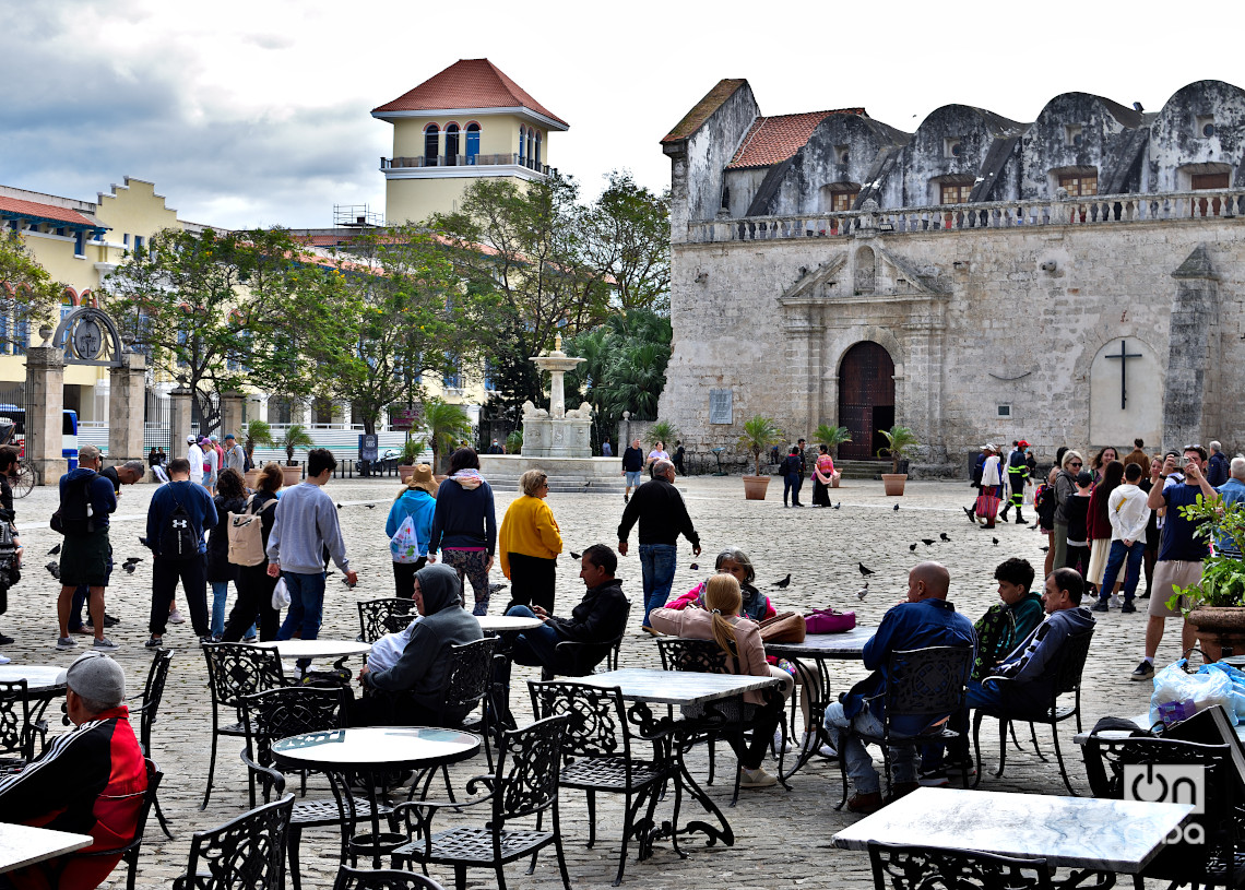 Visitantes en la Plaza San Francisco de Asís, en el centro histórico de La Habana, en los primeros días de 2025. Foto: Otmaro Rodríguez.