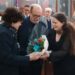 Silvio Rodríguez y Niurka González reciben el inédito premio.  Foto tomada del perfil de Norma Sánchez en Facebook