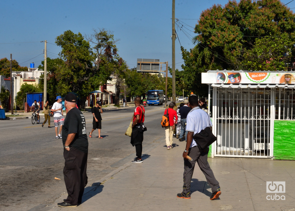 Parada de ómnibus en la Avenida 31 y la calle 114, en el municipio habanero de Marianao. Foto: Otmaro Rodríguez.