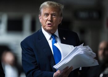 Donald Trump con documentos a su salida de una audiencia en una corte de Manhattan, Nueva York, en mayo pasado. Foto: EFE/EPA/JABIN BOTSFORD / POOL ARCHIVO.