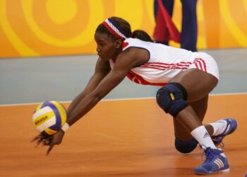 Yaima Ortiz levanta una bola durante un partido de los Juegos Olímpicos de Atenas 2004. Foto: Archivo.