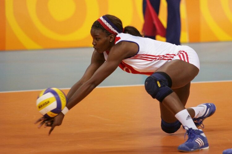 Yaima Ortiz levanta una bola durante un partido de los Juegos Olímpicos de Atenas 2004. Foto: Archivo.