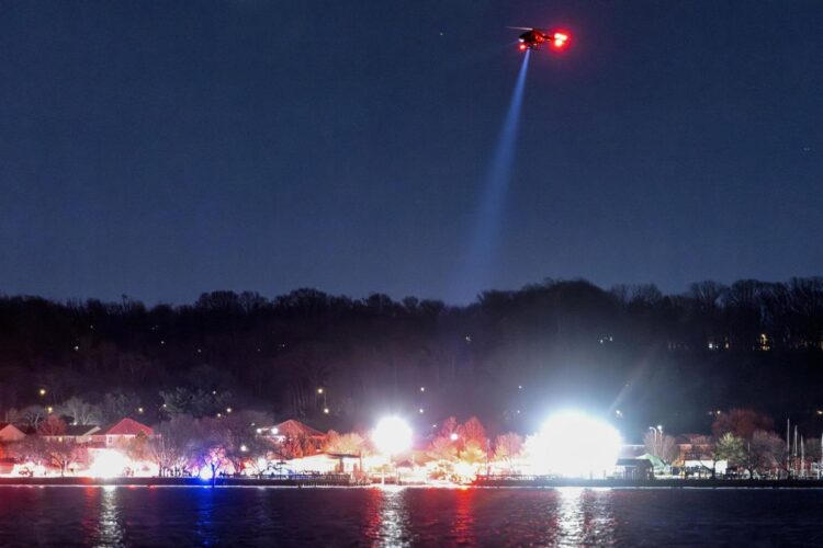 Un helicóptero sobrevuela el río Potomac, en Washington, como parte de una operación de búsqueda y rescate en la zona donde cayeron un avión de pasajeros y un helicóptero militar tras estrellarse en el aire el 29 de enero de 2025. Foto: Jim Lo Scalzo / EFE.