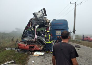 Accidente entre dos ómnibus en la carretera entre la ciudad de Morón y la isla de Turiguanó, en Ciego de Ávila, que dejó varios fallecidos y más de 50 lesionados, el 20 de enero de 2025. Foto: Periódico Invasor / Facebook.