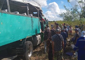 Al menos 13 menores de edad sufrieron lesiones en el accidente de este jueves en el kilómetro 71 de la carretera hacia Santa Cruz del Sur. Foto: Tomada de Radio Santa Cruz.