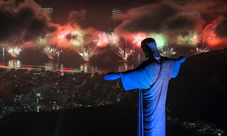 Fuegos artificiales desde el Monumento del Cristo Redentor durante las celebraciones del Año Nuevo en Río de Janeiro. Foto: EFE/ Antonio Lacerda.