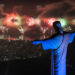 Fuegos artificiales desde el Monumento del Cristo Redentor durante las celebraciones del Año Nuevo en Río de Janeiro. Foto: EFE/ Antonio Lacerda.