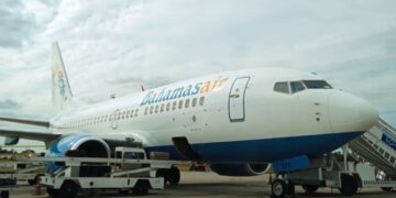 Vuelo de la aerolínea Bahamas Air, con migrantes devueltos a Cuba. Foto: @minint_cuba / X.