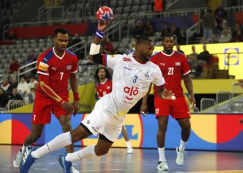 Delcio Pina (c), de Cabo Verde, en una acción ofensiva durante el partido de la ronda preliminar del Campeonato del Mundo Masculino de Balonmano 2025 entre Cuba y Cabo Verde, ganado por los africanos con pizarra de 38-28, en Zagreb, Croacia, el 20 de enero de 2025. Foto: Antonio Bat / EFE.