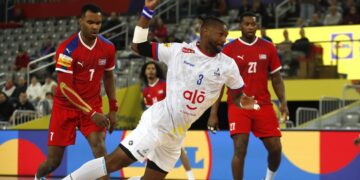 Delcio Pina (c), de Cabo Verde, en una acción ofensiva durante el partido de la ronda preliminar del Campeonato del Mundo Masculino de Balonmano 2025 entre Cuba y Cabo Verde, ganado por los africanos con pizarra de 38-28, en Zagreb, Croacia, el 20 de enero de 2025. Foto: Antonio Bat / EFE.