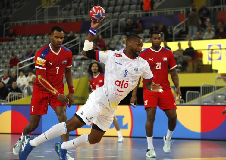 Delcio Pina (c), de Cabo Verde, en una acción ofensiva durante el partido de la ronda preliminar del Campeonato del Mundo Masculino de Balonmano 2025 entre Cuba y Cabo Verde, ganado por los africanos con pizarra de 38-28, en Zagreb, Croacia, el 20 de enero de 2025. Foto: Antonio Bat / EFE.