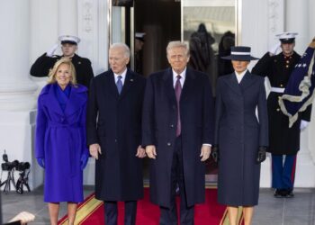 Joe y Jill Biden reciben al presidente electo, Donald Trump y su esposa, Melania, en la Casa Blanca esta mañana. Foto: EFE/EPA/JIM LO SCALZO / POOL.