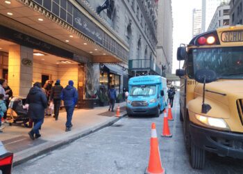 Padres esperan con sus niños al autobús escolar en Nueva York. Foto: Ruth E. Hernández / EFE.