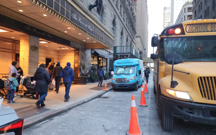 Padres esperan con sus niños al autobús escolar en Nueva York. Foto: Ruth E. Hernández / EFE.