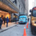 Padres esperan con sus niños al autobús escolar en Nueva York. Foto: Ruth E. Hernández / EFE.