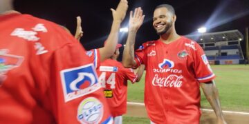 Los Caimanes de Barranquilla celebran el triunfo sobre los Leñadores de Las Tunas. Foto: lpbcol.com.co