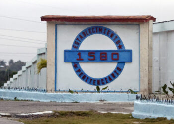 Entrada de la prisión 1580 en La Habana. Foto: Ernesto Mastrascusa / EFE.