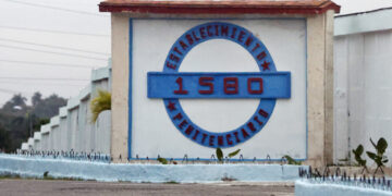 Entrada de la prisión 1580 en La Habana. Foto: Ernesto Mastrascusa / EFE.