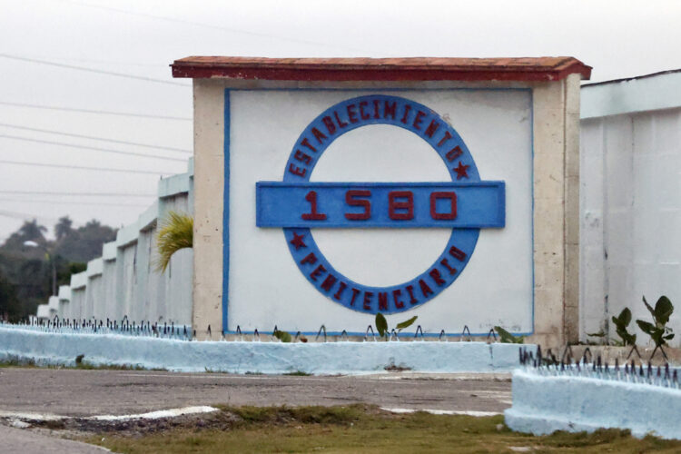 Entrada de la prisión 1580 este miércoles, en La Habana. Foto: EFE/ Ernesto Mastrascusa.