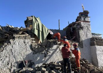 Rescatistas en la zona de Changsuo,  Xigaze. Foto: Jigme Dorje CHINA OUT/EFE/EPA/XINHUA.