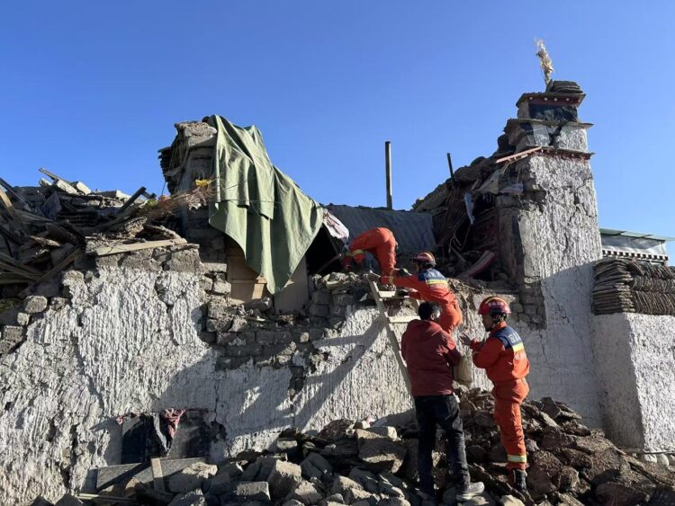 Rescatistas en la zona de Changsuo,  Xigaze. Foto: Jigme Dorje CHINA OUT/EFE/EPA/XINHUA.