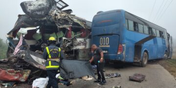 Dos ómnibus colisionaron en Morón, Ciego de Ávila, con un saldo de al menos cinco muertos y 59 heridos, el lunes 20 de enero de 2025. Foto: Invasor / Facebook.