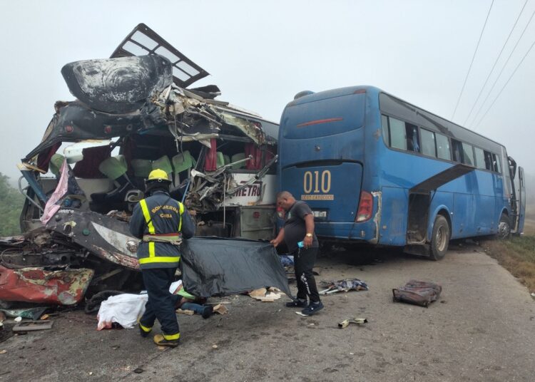 Dos ómnibus colisionaron en Morón, Ciego de Ávila, con un saldo de al menos cinco muertos y 59 heridos, el lunes 20 de enero de 2025. Foto: Invasor / Facebook.