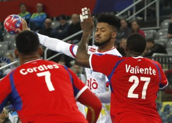 Cuba (de rojo) ha tenido un mal desempeño en el Campeonato Mundial de Balonmano que se celebra en Croacia, Noruega y Dinamarca. Foto: Antonio Bat / EFE.