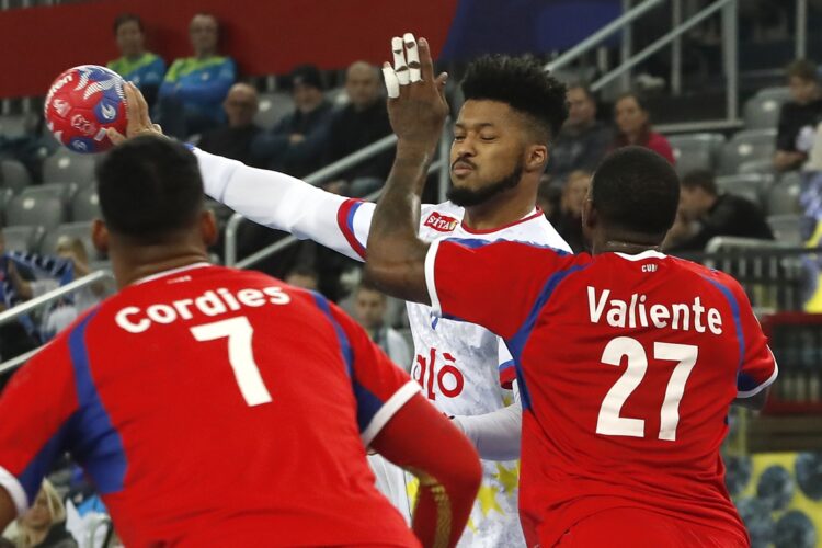 Cuba (de rojo) ha tenido un mal desempeño en el Campeonato Mundial de Balonmano que se celebra en Croacia, Noruega y Dinamarca. Foto: Antonio Bat / EFE.