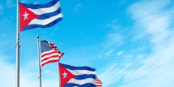 Banderas de Cuba y Estados Unidos. Foto: Canva.