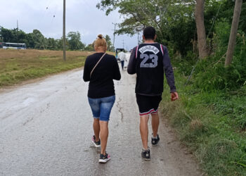 El cubano Dariel Cruz García (d) camina junto a su madre Yaquelin Cruz García tras su salida de una prisión en La Habana, como parte de las excarcelaciones de presos por parte del Gobierno cubano, por mediación del Vaticano. Foto: Ernesto Mastrascusa / EFE / Archivo.