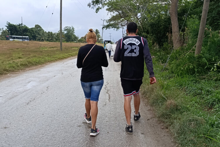 El cubano Dariel Cruz García (d) camina junto a su madre Yaquelin Cruz García tras su salida de una prisión en La Habana, como parte de las excarcelaciones de presos por parte del Gobierno cubano, por mediación del Vaticano. Foto: Ernesto Mastrascusa / EFE / Archivo.